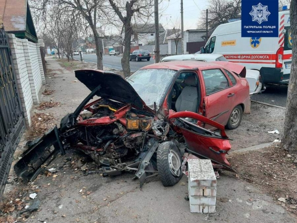 У Черкасах автомобіль врізався у паркан: водій травмувався (фото)