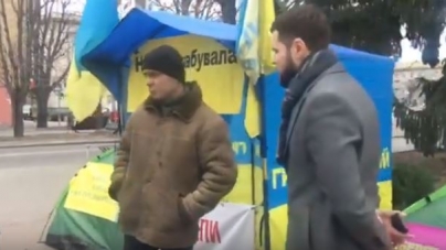 Начальник управління інспектування поспілкувався з мітингарем біля Черкаської міськради (відео)
