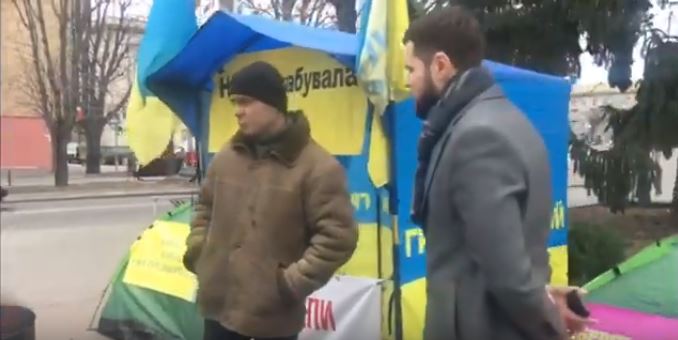 Начальник управління інспектування поспілкувався з мітингарем біля Черкаської міськради (відео)