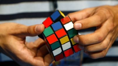 Черкаський школяр збирає кубик Рубіка за 16 секунд (відео)