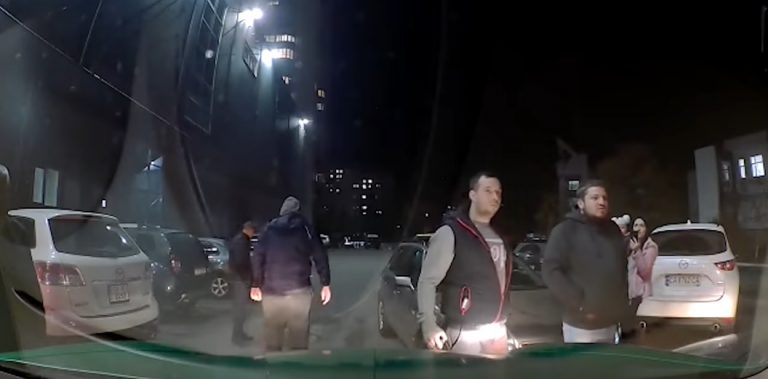 У Черкасах таксисти влаштували розбірки з водієм-конкурентом (відео)