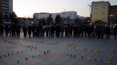 На Соборній площі у Черкасах створили хрест зі свічок у пам`ять загиблих від голоду (фото)