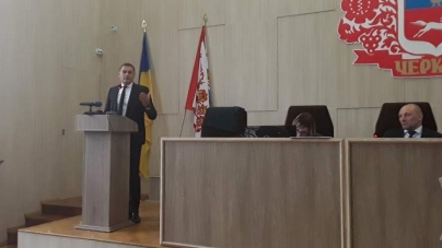 Звернення до президента і парламенту щодо внесення змін до Конституції України ухвалила Черкаська міськрада