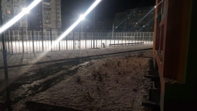 На футбольному полі черкаської школи встановили сучасне освітлення (фото, відео)