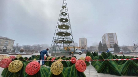 У Черкасах вже встановили головну новорічну ялинку (відео)