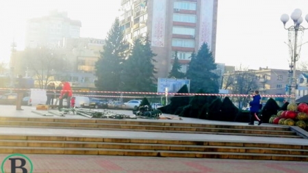 Головну ялинку міста почали монтувати у Черкасах (фото)
