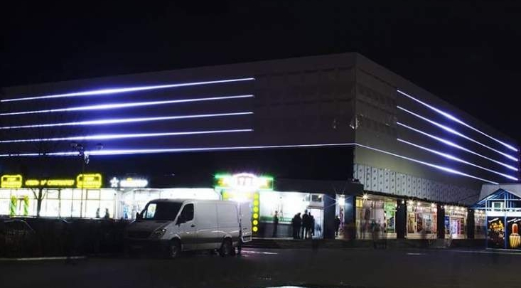 Будинок торгівлі показав освітлення оновленого фасаду (фото)