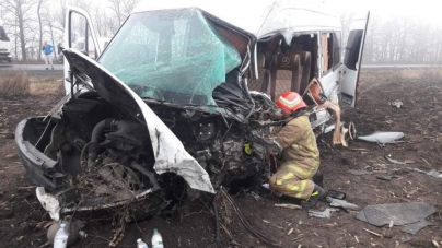 На Черкащині мікроавтобус зіштовхнувся з вантажівкою: є постраждалі (фото)