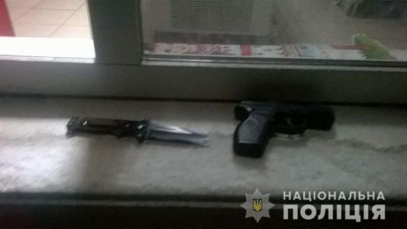 В Умані молодий хлопець з пістолетом намагався пограбувати магазин (фото)
