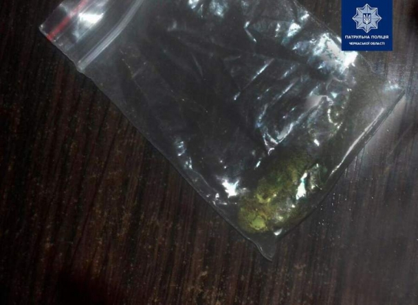 У Черкасах затримали чоловіка з наркотичними речовинами (фото)