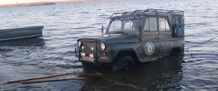 У Дніпрі на Черкащині ледь не втонув УАЗ
