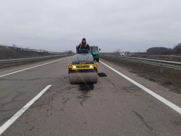 У новорічно-різдвяні свята на дорогах області латали ями
