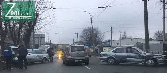 У Черкасах на перехресті сталася ДТП: постраждали чоловік та дитина