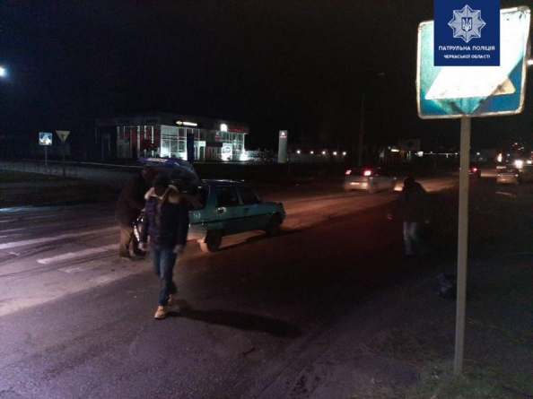 У Черкасах автівка наїхала на пішохода: жінка потрапила до лікарні