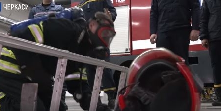 Черкаські рятувальники перевіряли, чи здатні пролізти “через вушко голки” (відео)