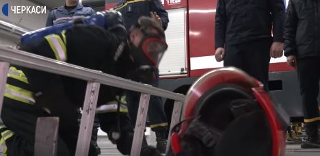 Черкаські рятувальники перевіряли, чи здатні пролізти “через вушко голки” (відео)