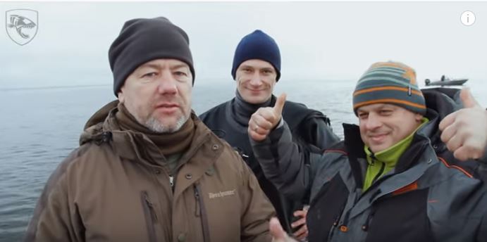 Чи є риба у Дніпрі? Черкаські рибінспектори перевірили зимувальні ями (підводна відеозйомка)