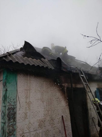 На Черкащині 90-річну бабусю з палаючого будинку врятував небіж