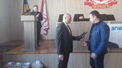 Анатолій Бондаренко нагородив черкащанина, який врятував двох дітей на пожежі