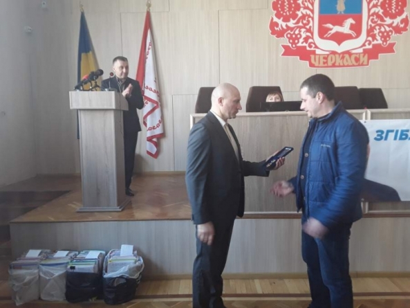 Анатолій Бондаренко нагородив черкащанина, який врятував двох дітей на пожежі