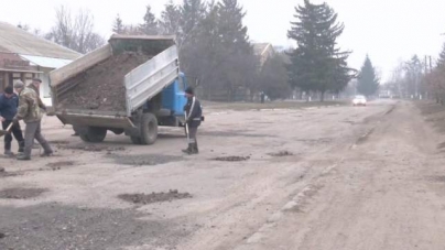 Жителі одного з черкаських сіл самі почали ремонт дороги (відео)