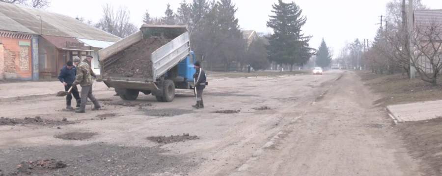 Жителі одного з черкаських сіл самі почали ремонт дороги (відео)