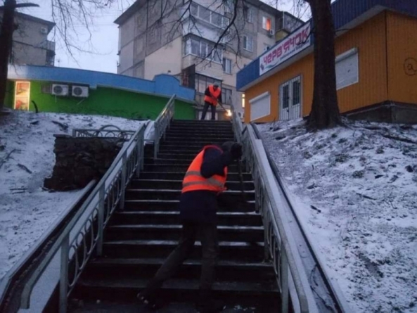 Комунальники Черкас борються зі слизотою в місті (фото)