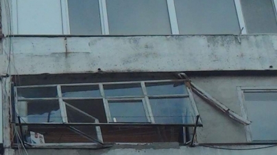 У черкаській багатоповерхівці через сильний вітер зірвало балконну раму