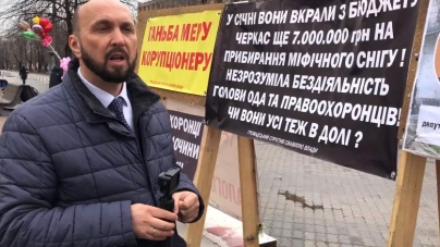Наклепницькі плакати проти мера в центрі Черкас поздирав відомий адвокат (відео)