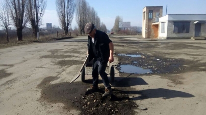 На Черкащині пенсіонер самотужки полатав дорогу