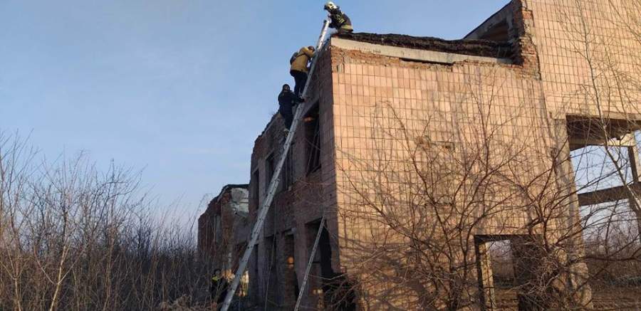 Дівчинку-підлітка, яка залізла на 12-метрову будівлю, зняли рятувальники