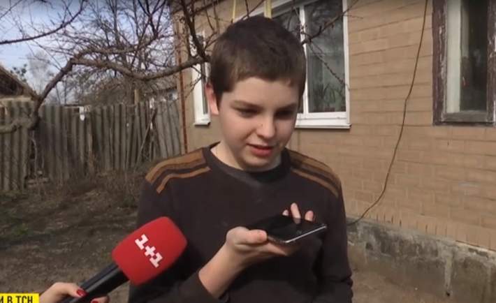 Черкаському хлопчику, якого ображали однолітки через немодний телефон, зробив подарунок пенсіонер з Закарпаття (відео)