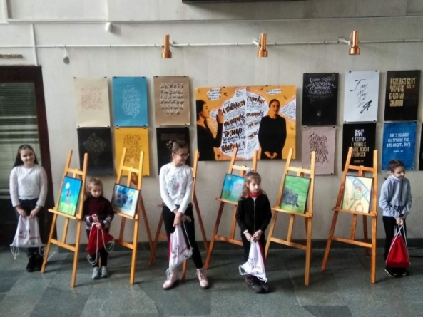 Благодійна виставка дитячих картин відкрилася у краєзнавчому музеї