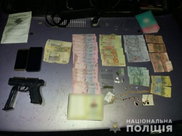 Продавчиню наркотиків з пістолетом затримали у Шполі