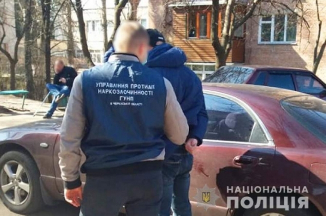 В Черкасах упіймали таксиста, який торгував важкими наркотиками (ВІДЕО)