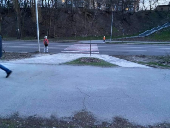 У Черкасах облаштували плиткою пішохідний перехід біля однієї зі шкіл (фото)