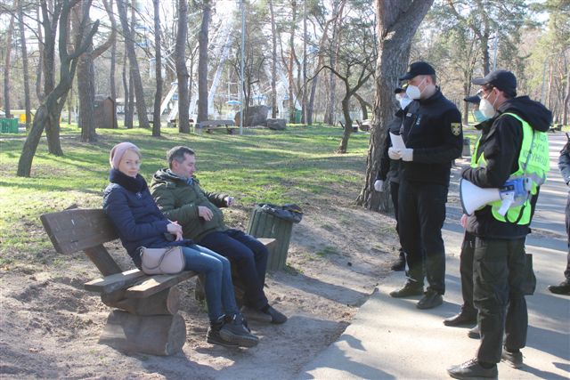 Рятувальники, нацгвардія та поліцейські у парках пояснюють черкащанам важливість дотримання карантину