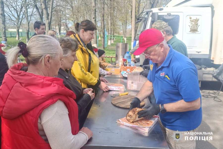 Поліцейські офіцери громад та волонтери з Шотландії пригощали піцою жителів Уманщини