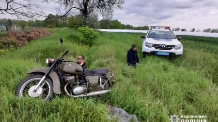 Жителі села повідомили поліцейському про мотоцикліста напідпитку