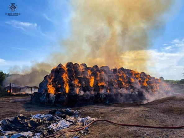Рятувальники ліквідували пожежу сіна на Золотоніщині
