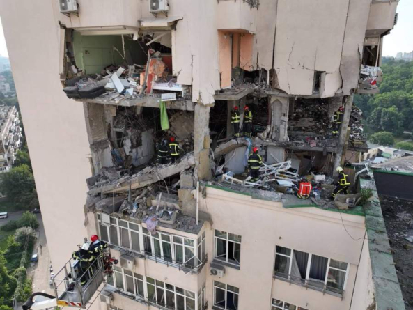 У Києві ракета потрапила в житловий будинок