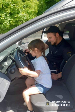 Ювенальні поліцейські привітали маленьких уманців із Днем захисту дітей
