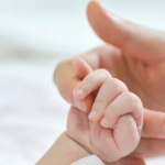 При народженні дитини один із батьків чи опікун дитини має право на отримання державної допомоги
