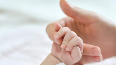 При народженні дитини один із батьків чи опікун дитини має право на отримання державної допомоги
