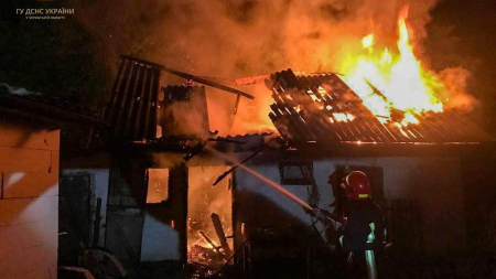 В Уманському районі вогнеборці ліквідували пожежу літньої кухні