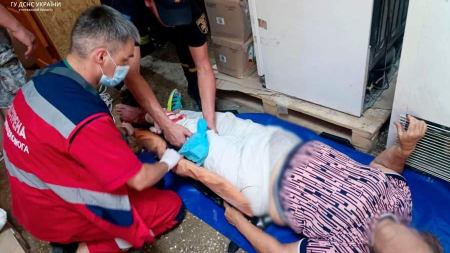У Каневі рятувальники допомогли жінці, яка впала до підвалу