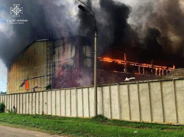У Черкасах рятувальники ліквідовують масштабну пожежу на одному із підприємств