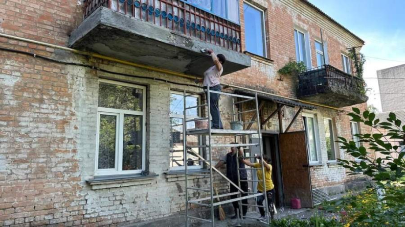 УК «Нова якісь» розповідає, що на одному з балконів двоповерхівки частково осипався бетон та оголилася арматура