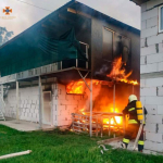 У Черкасах рятувальники ліквідували пожежу в двоповерховому гаражі