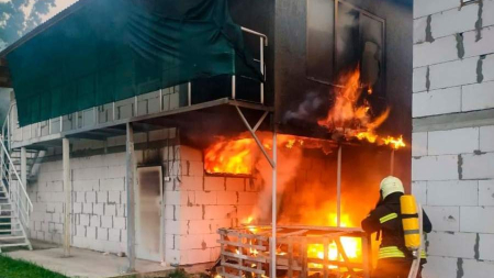 У Черкасах рятувальники ліквідували пожежу в двоповерховому гаражі